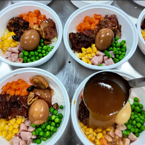 驚喜餐：仔排土雞雜糧蒸飯